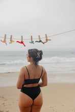 Load image into Gallery viewer, KAXI WAVY MIDI HOLD EVERYTHING CLAW