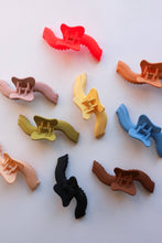 Load image into Gallery viewer, KAXI WAVY MIDI HOLD EVERYTHING CLAW