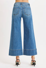 Load image into Gallery viewer, Tummy Control Mid Rise Crop Wide Pintuck Front
