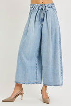 Load image into Gallery viewer, Slouchy Cropped Wide Leg Jeans
