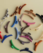 Load image into Gallery viewer, Shiny Midi Hold Everything Claw
