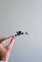 Load image into Gallery viewer, Shiny Midi Hold Everything Claw
