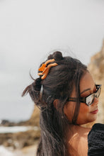 Load image into Gallery viewer, KAXI WAVY MIDI HOLD EVERYTHING CLAW
