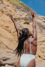 Load image into Gallery viewer, KAXI WAVY MIDI HOLD EVERYTHING CLAW
