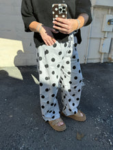 Load image into Gallery viewer, Polka Dot Fleece Barrel Sweatpants- Heather/Black
