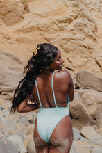 Load image into Gallery viewer, KAXI WAVY MIDI HOLD EVERYTHING CLAW
