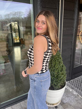 Load image into Gallery viewer, Scallop Pattern Sleeveless Pullover Vest
