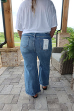 Load image into Gallery viewer, High Rise-Crop Wide-Side Slit w/ Fray Hem
