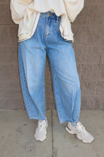 Load image into Gallery viewer, Slouchy Crop Wide Volume Leg Jeans
