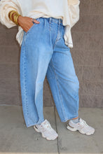 Load image into Gallery viewer, Slouchy Crop Wide Volume Leg Jeans
