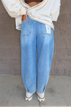 Load image into Gallery viewer, Slouchy Crop Wide Volume Leg Jeans
