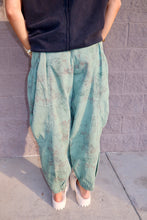 Load image into Gallery viewer, Floral Print Relaxed Fit Cargo Pants
