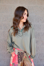 Load image into Gallery viewer, Vintage Washed Soft Relaxed Fit Top
