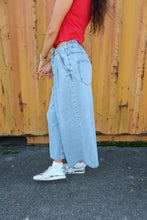 Load image into Gallery viewer, Slouchy Cropped Wide Leg Jeans
