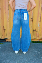 Load image into Gallery viewer, Slouchy Barrel Jeans
