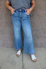 Load image into Gallery viewer, Mid Rise Crop Wide Jeans with Front Step Hem Details
