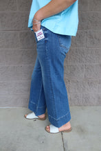 Load image into Gallery viewer, Tummy Control Mid Rise Crop Wide Pintuck Front
