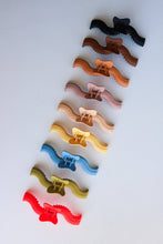 Load image into Gallery viewer, KAXI WAVY MIDI HOLD EVERYTHING CLAW
